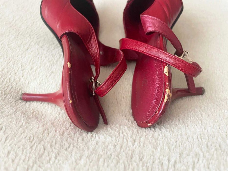 Жіночі босоніжки з довгим ніском на каблуку (віддам безкоштовно)