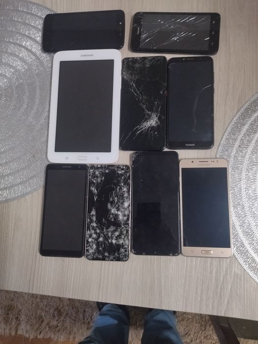 13  telemóveis para reparação ou peças