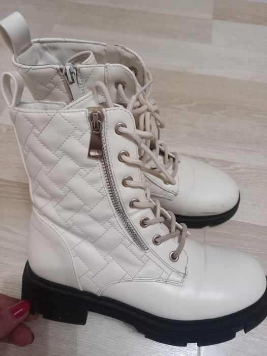 Чобітки білі демісезонні б/у
