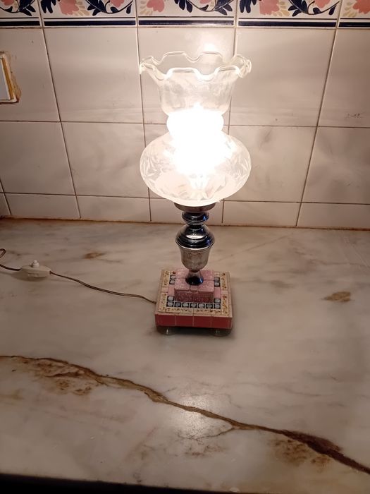 Candeeiro de Mesinha de Cabeceira Antigo