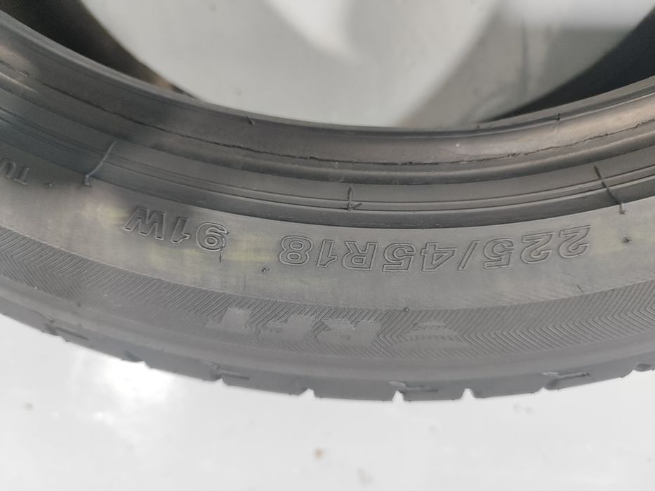 2 pneus semi novos 225-45R18 Bridgestone RFT - Oferta dos Portes