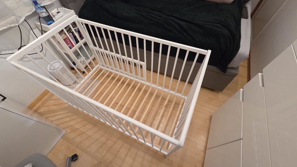 Łóżeczko dziecięce z opuszczanym bokiem z materacem