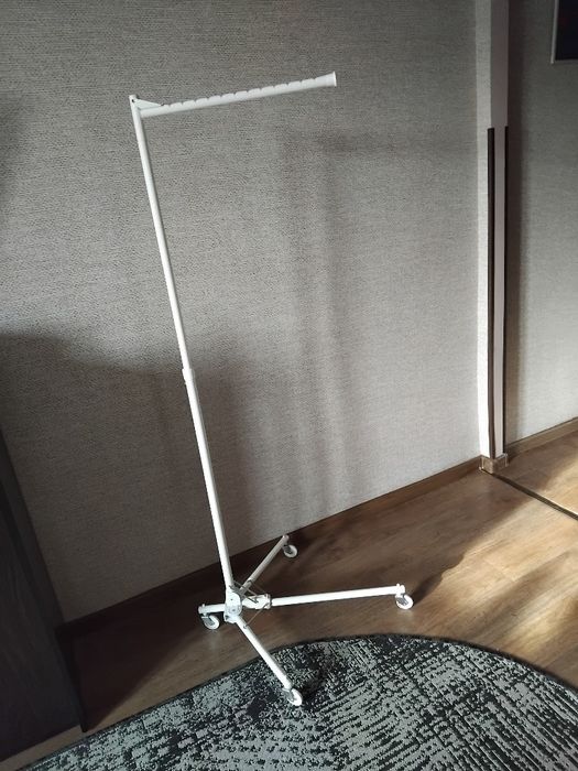 Підлогова пересувна вішалка