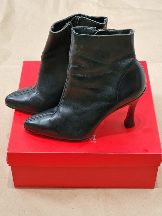 Чорні шкіряні жіночі ботильйони з гострим носком та високим каблуком