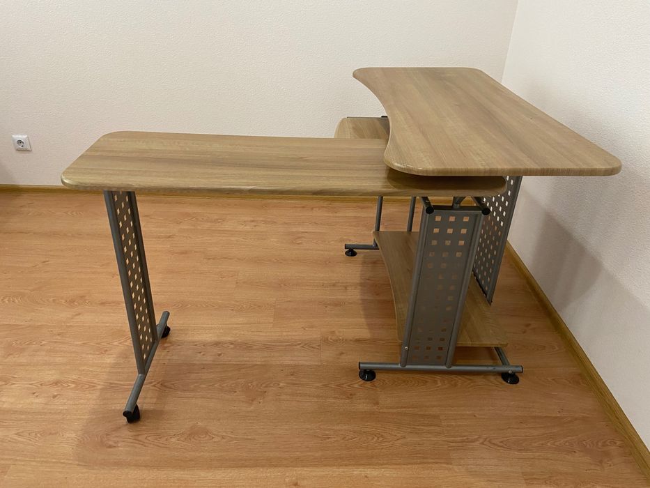 Продам 2 письмові столи