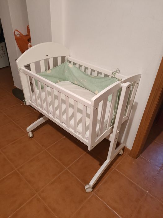 Berço branco com rodas e acessórios