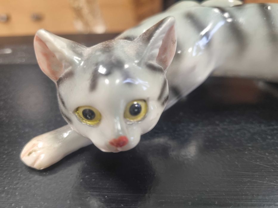 Ceramiczny skradający się kot