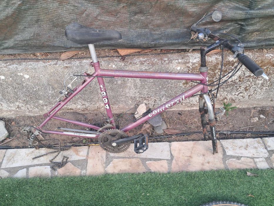 Bicicleta usada desmontada