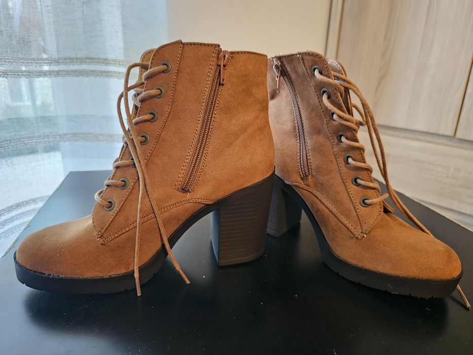 Brązowe Botki na słupku