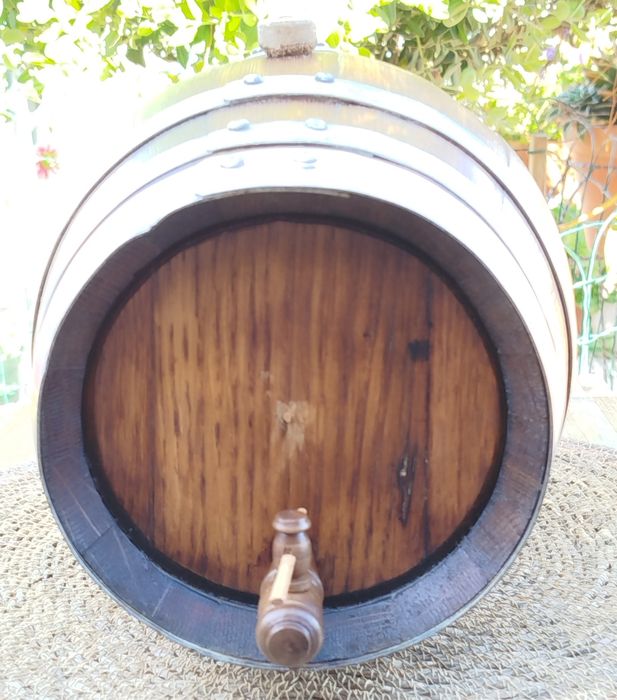 Pipa de aguardente muito antiga com suporte e torneira.