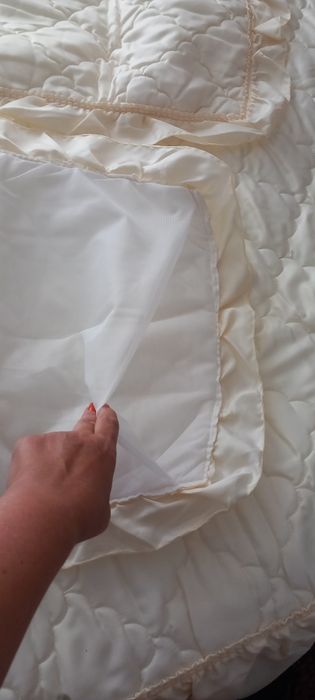 Colcha Acetinada com Fronhas  Nova  ( Portes incluídos)