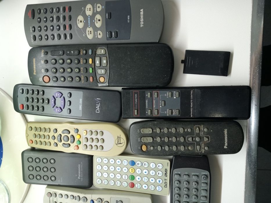 Пульты управления ТВ CD и другие цена за все