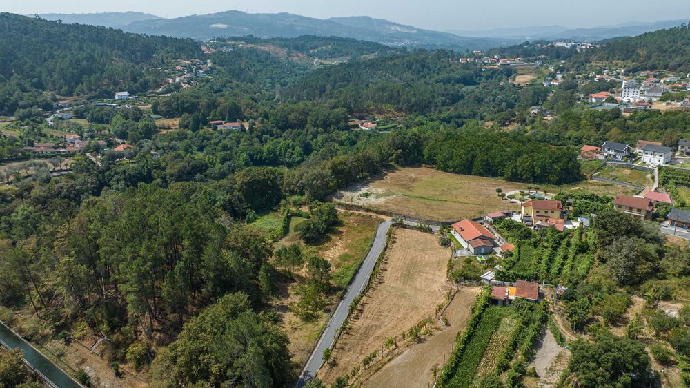 Terreno para construção junto ao rio Ave com 892 m2