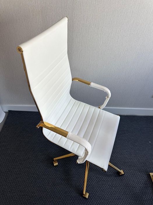 Cadeira de escritório branca com pé dourado em ótimo estado