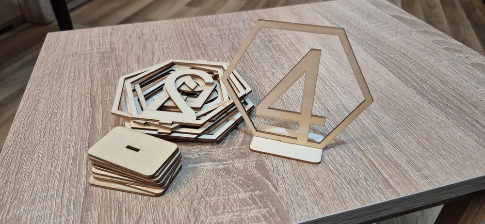 Numerki  z drewna stoły