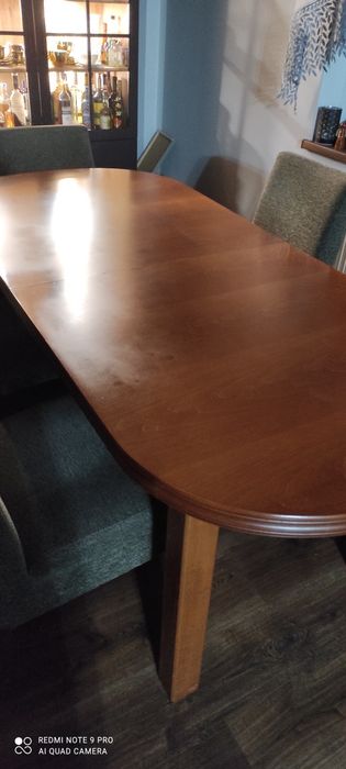 Sprzedam duży, rozkładany stół.