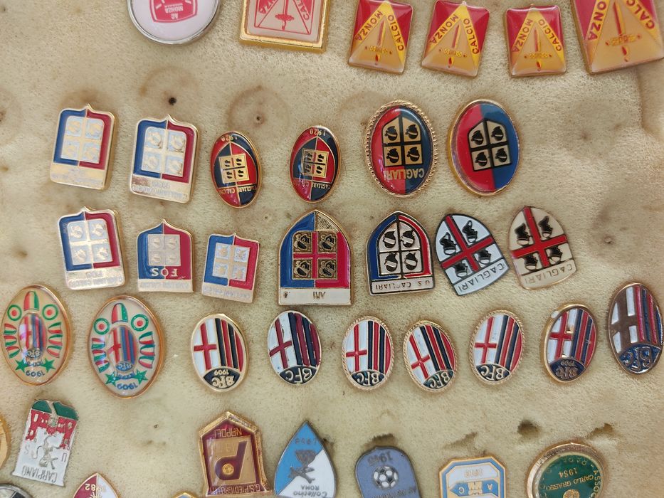Pins Bologna e Cagliari Itália