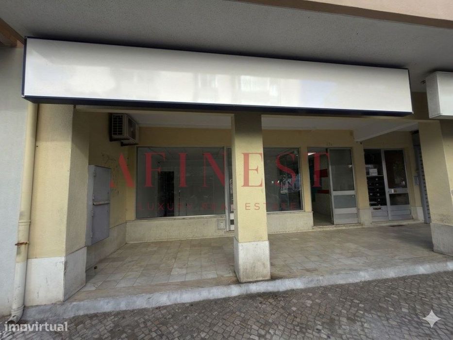 Loja 35m² no Centro da Caparica - Pronta a Entrar!