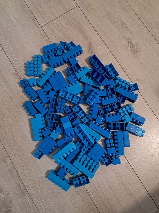 Zestaw niebieskich, uniwersalnych, plastikowych klocków