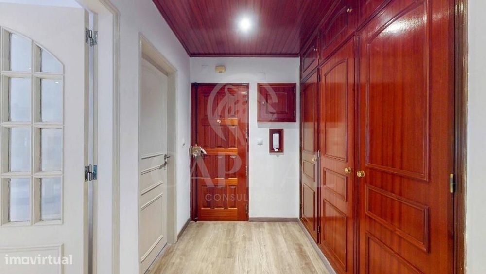 Apartamento T2 totalmente remodelado, com garagem e arrecadação, em Ca