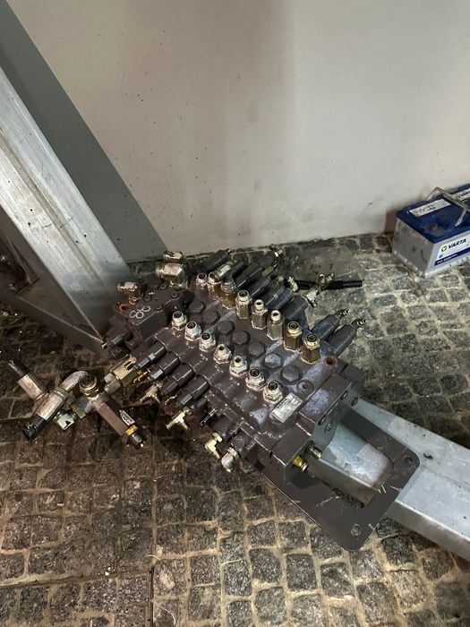 Distribuidor hidráulico ecr88d