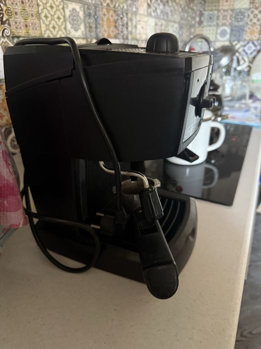 Кавоварка ріжкова кофеварка рожковая Delongi ec260.bk