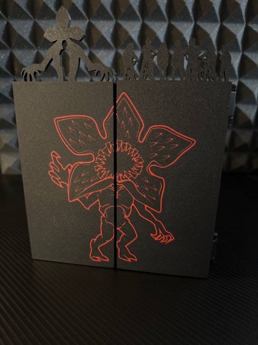 В НАЯВНОСТІ! Поличка підставка для фігурок Stranger Things Funko Pop