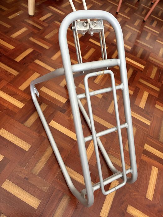 Bagageiro para bicicleta. Suporta até  35kg