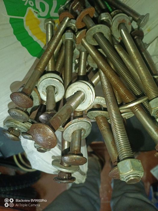 17 parafusos com 20cm de comprimento completos com anilhas e fêmeas