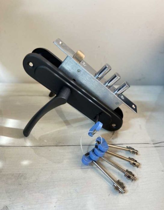 Замок врізний для металевих вуличних дверей на 5 ключів