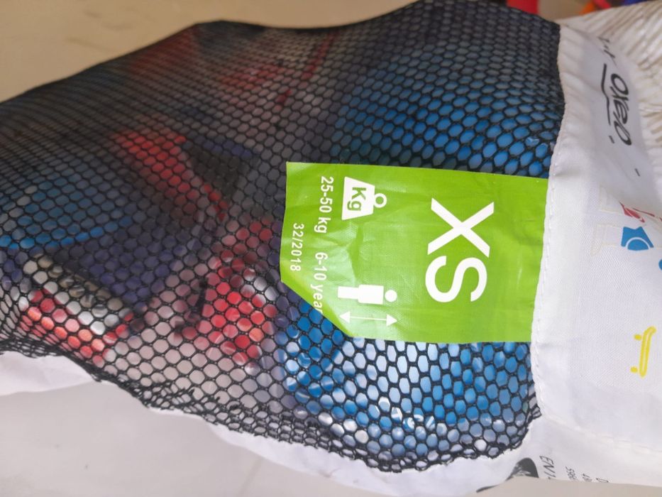Conjunto de proteção infantil Oxelo, em azul e vermelho, inclui joelheiras e cotoveiras