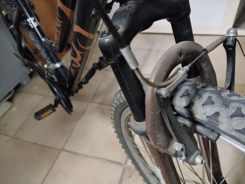 Bicicleta de passeio dá para homens e mulheres.