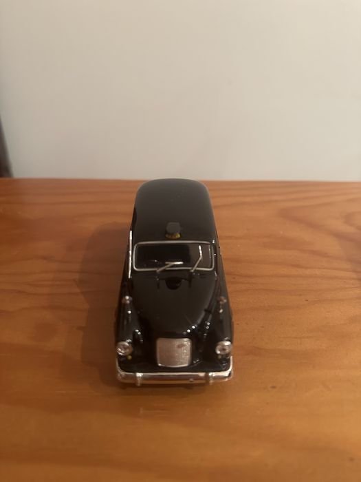 Miniatura austin rx4 1:43