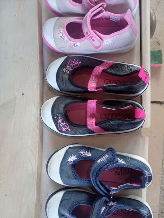 Buty ,kapcie dla dziewczynki rozm. 27 i 29