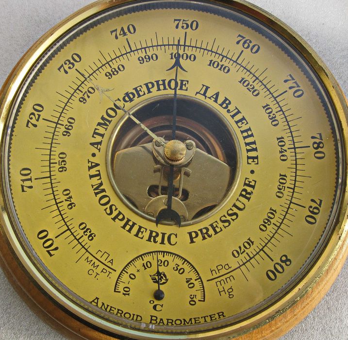 Барометр-анероид  с термометром УТЁС.
