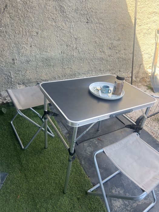 Estou vendendo mesa dobravel e cadeira