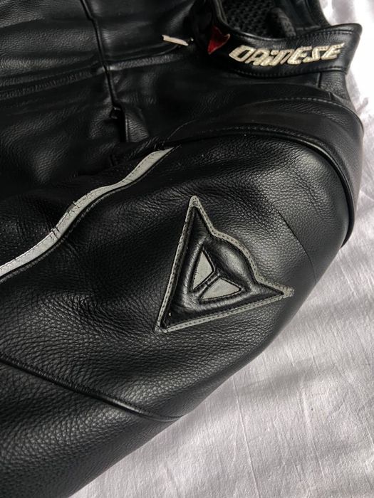 Шкіряна чорна мотокуртка Dainese в подарунок Шлем