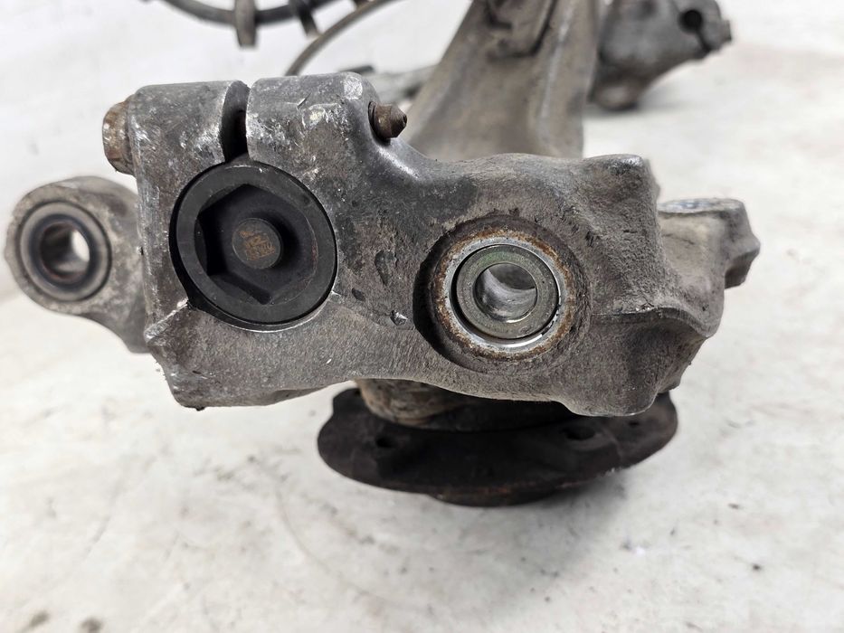 AUDI A4 B8 A5 8T PRZED LIFT 07-11 Zwrotnica prawa przód przednia 8K0407258G
