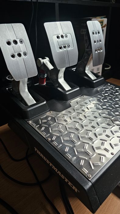 Volante Thrustmaster T-GT + Pedais T-LCM + Shifter TH8A (opcional)