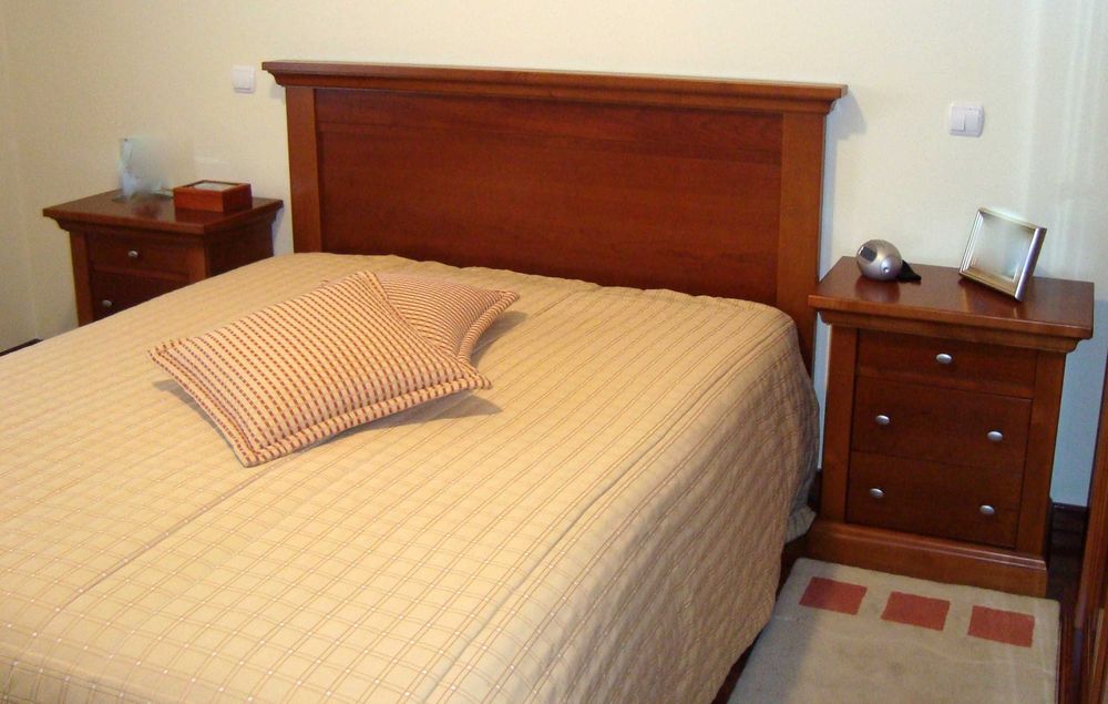 Cama e Mesas de cabeceira em cerejeira