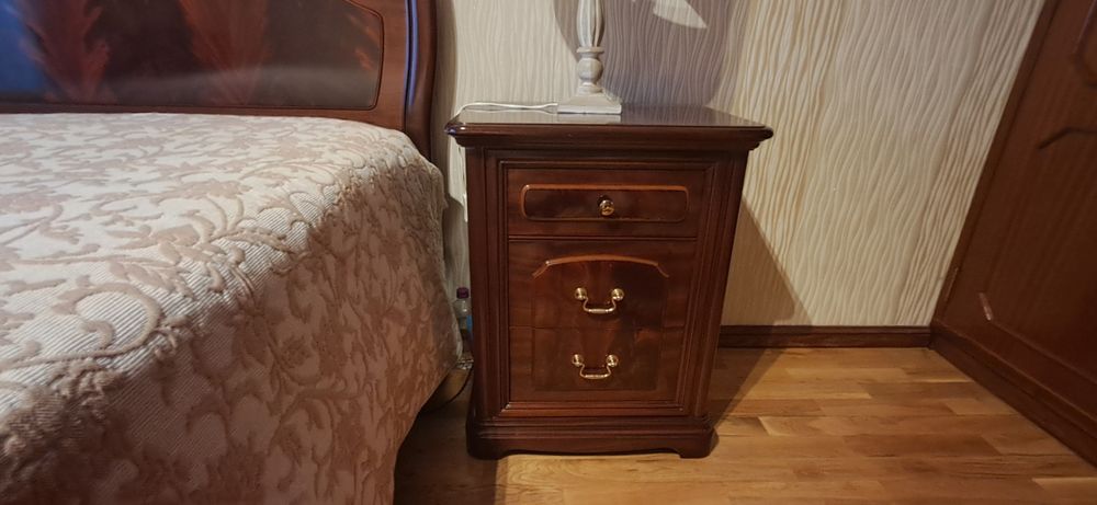 Mobília de quarto de casal, em mogno com linhas muito simples.