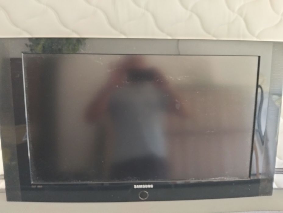 TV Samsung 32" com suporte de parede