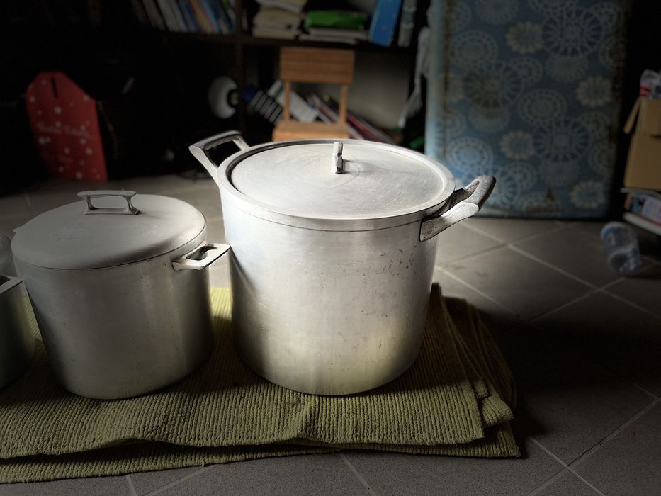 Conj. de tachos de alumínio pesado, antigos e em bom estádo.