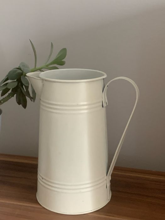 Metalowy dzban wazon do kwiatoów