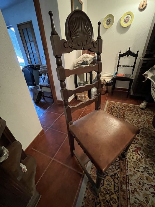 Conjunto Mesa madeira para sala e 6 cadeiraa vom estofo em pele