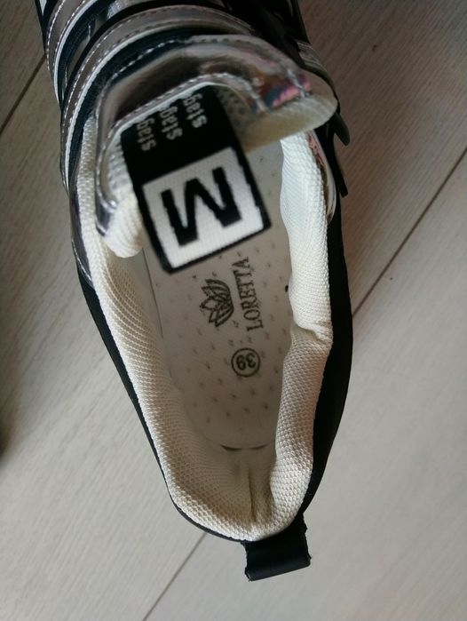 Кросівки нові Loretta 39