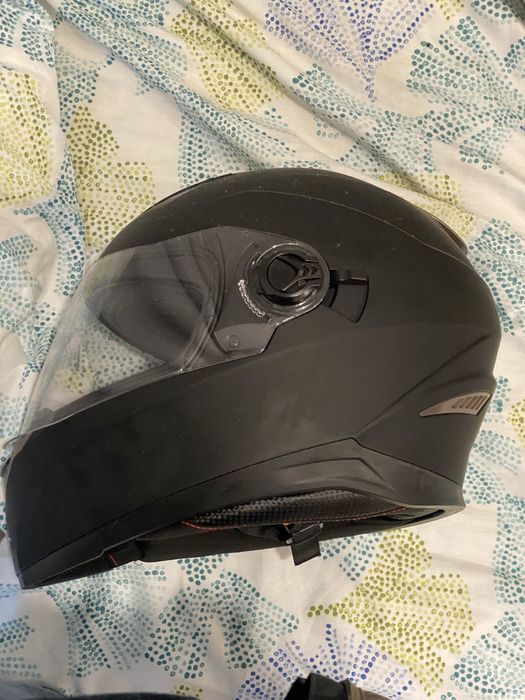 Capacete preto de moto