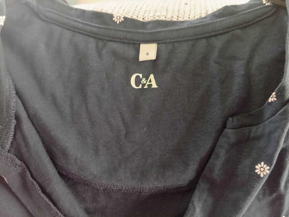 Camisa de dormir azul escuro e branco, com bolso