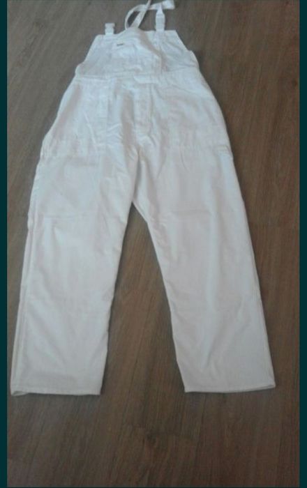Białe spodnie zapinane