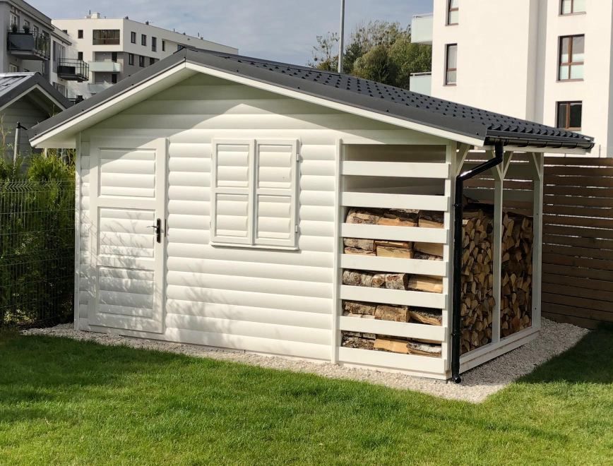 BIAŁY domek narzędziowy z drewutnią